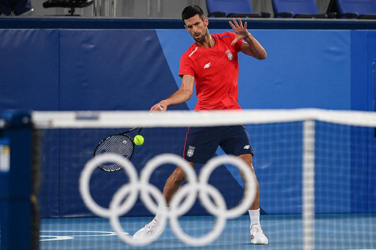 Novak Djokovic chega a Tquio em busca do ouro para completar Golden Slam